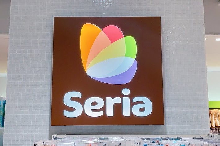 Seriaの壁看板と下部に陳列された商品。