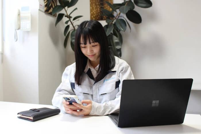 「スマルナ for Biz」を利用している女性社員