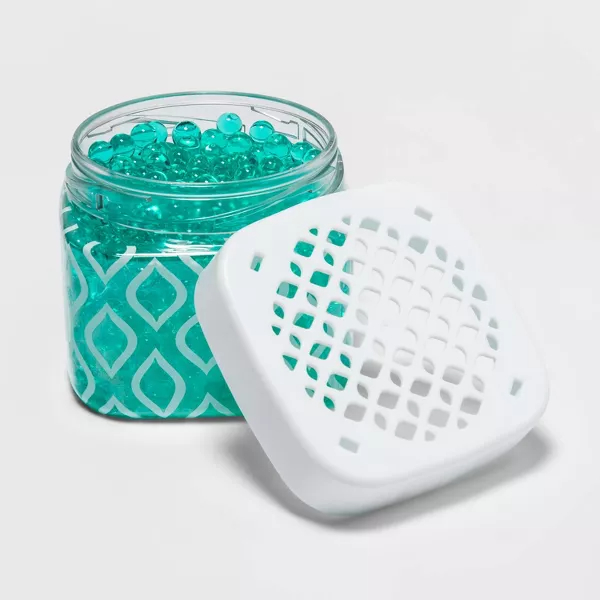 the jar filled with gel beads and a detached white lid with ventilation holes
