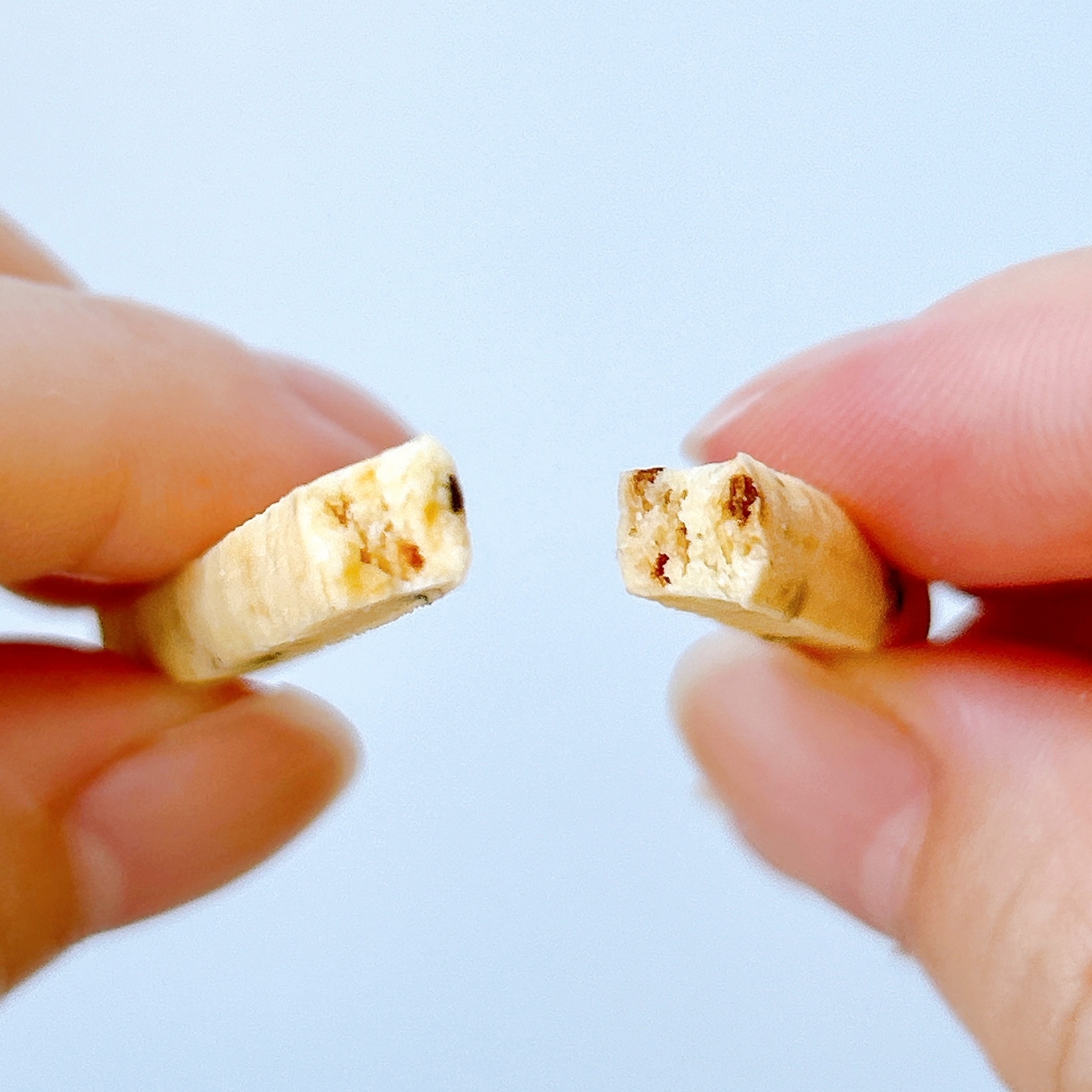 無印良品のおすすめスナック菓子「ノンフライお米のスナック ポリポリスティック ブラックペッパー味」