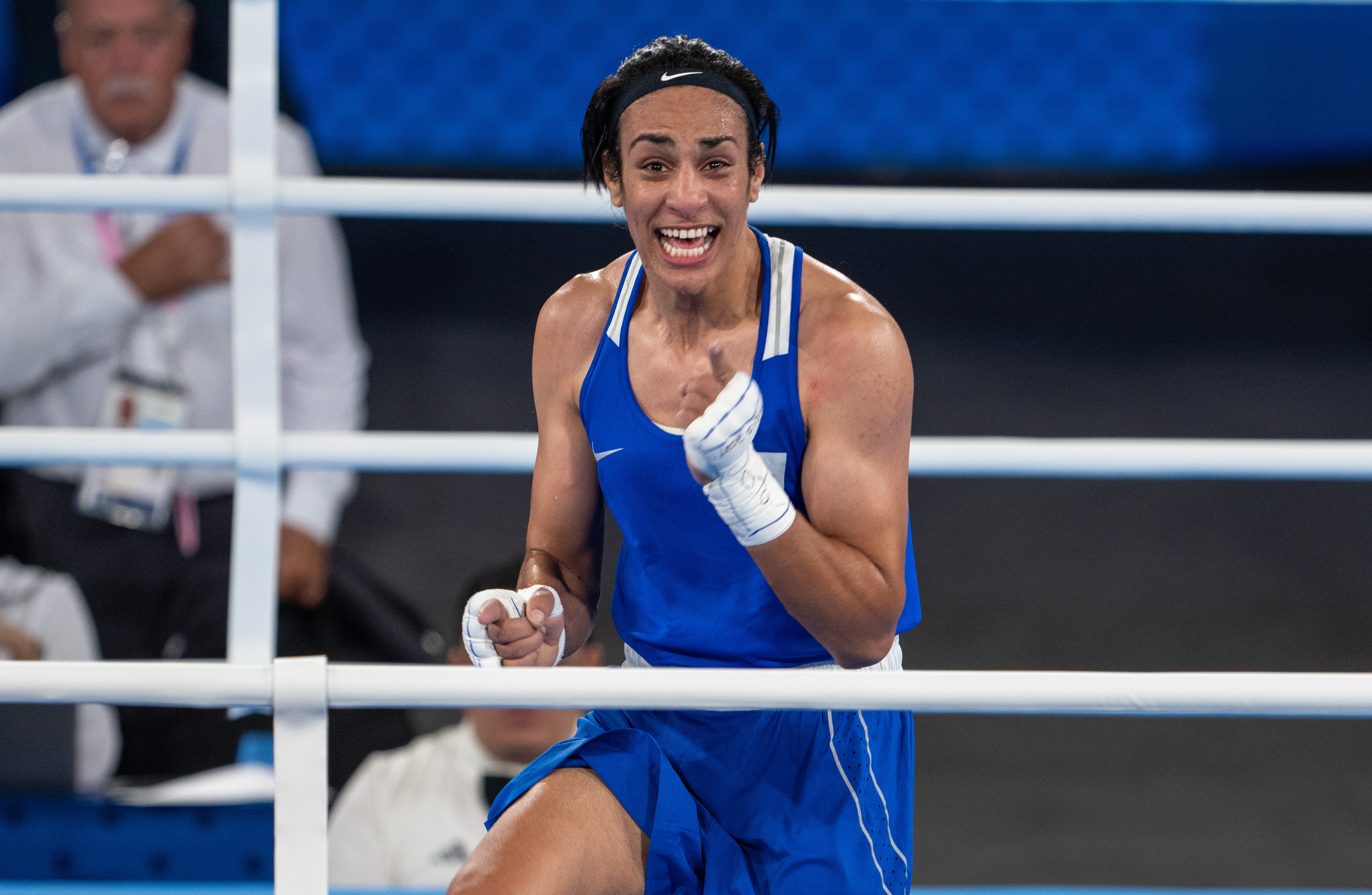 Boxeadora sonriendo llena de emoción en el ring durante una competencia deportiva