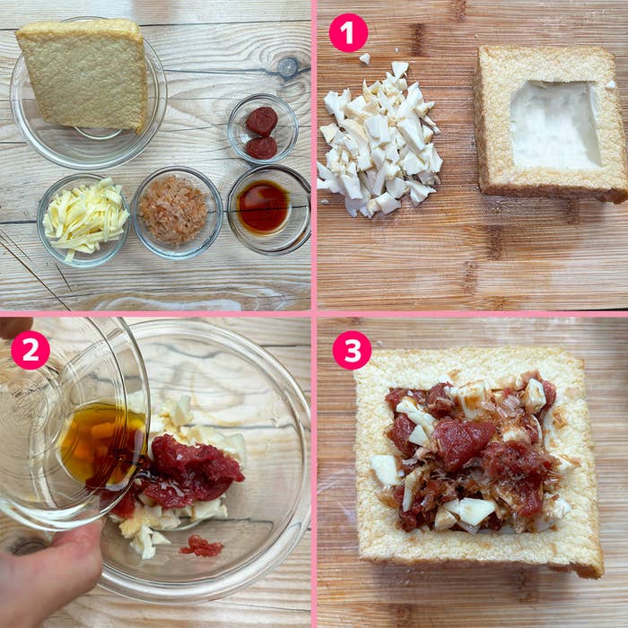 四角い揚げ豆腐にチーズ、肉、調味料を加えている3段階の調理過程。