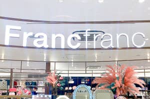 Francfrancの店内には、装飾的な鏡、化粧道具、家庭用品がディスプレイされています。オシャレで明るい雰囲気の店舗です。