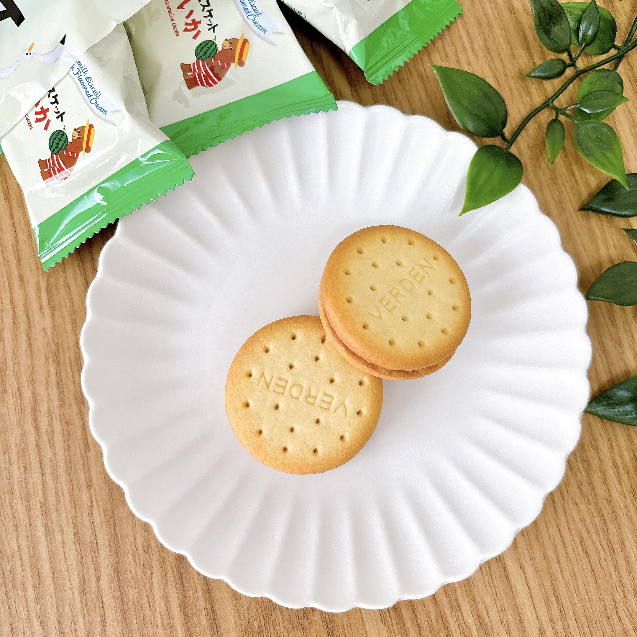 KALDI(カルディ)のおすすめのお菓子「豆乳ビスケット すいかクリーム」