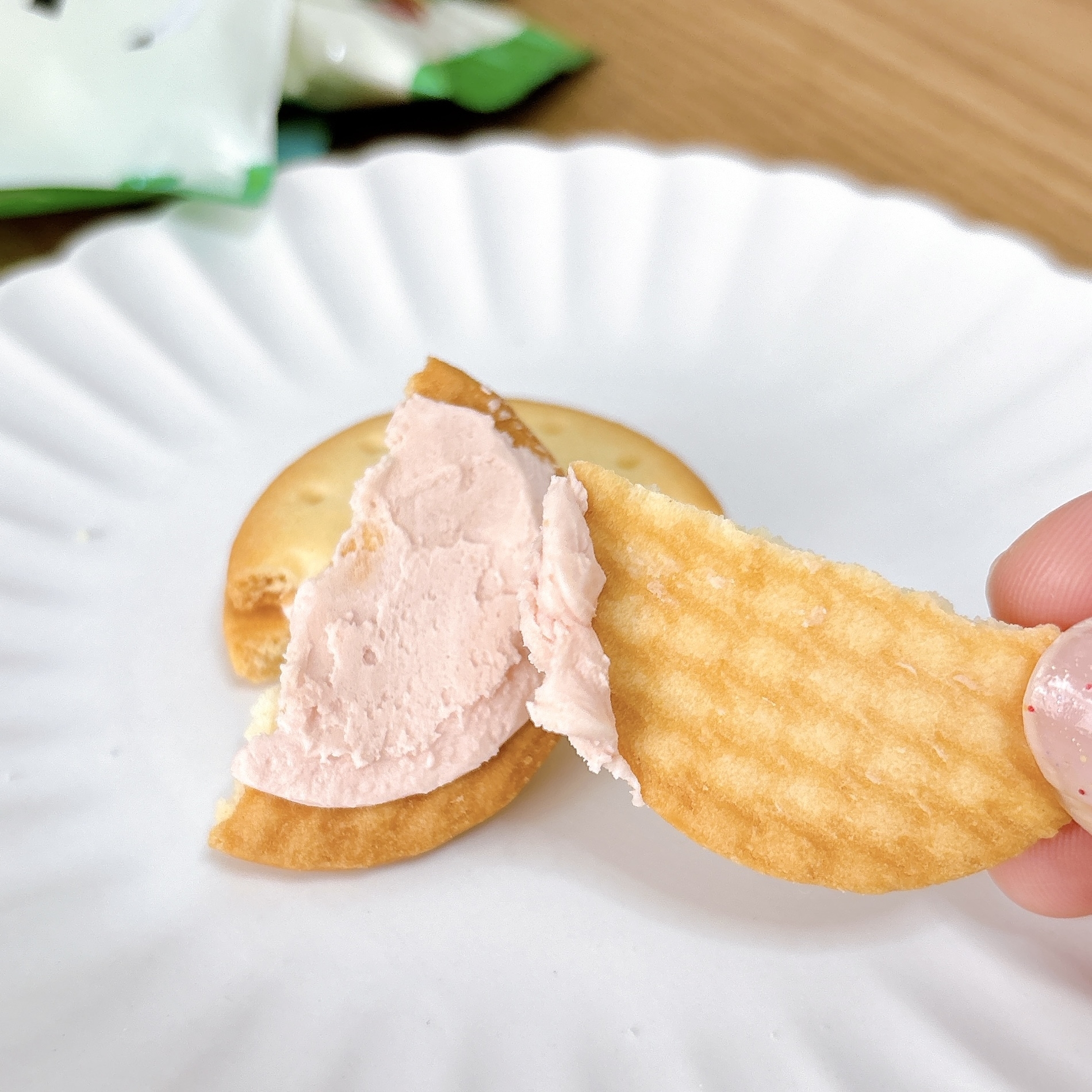 KALDI(カルディ)のおすすめのお菓子「豆乳ビスケット すいかクリーム」