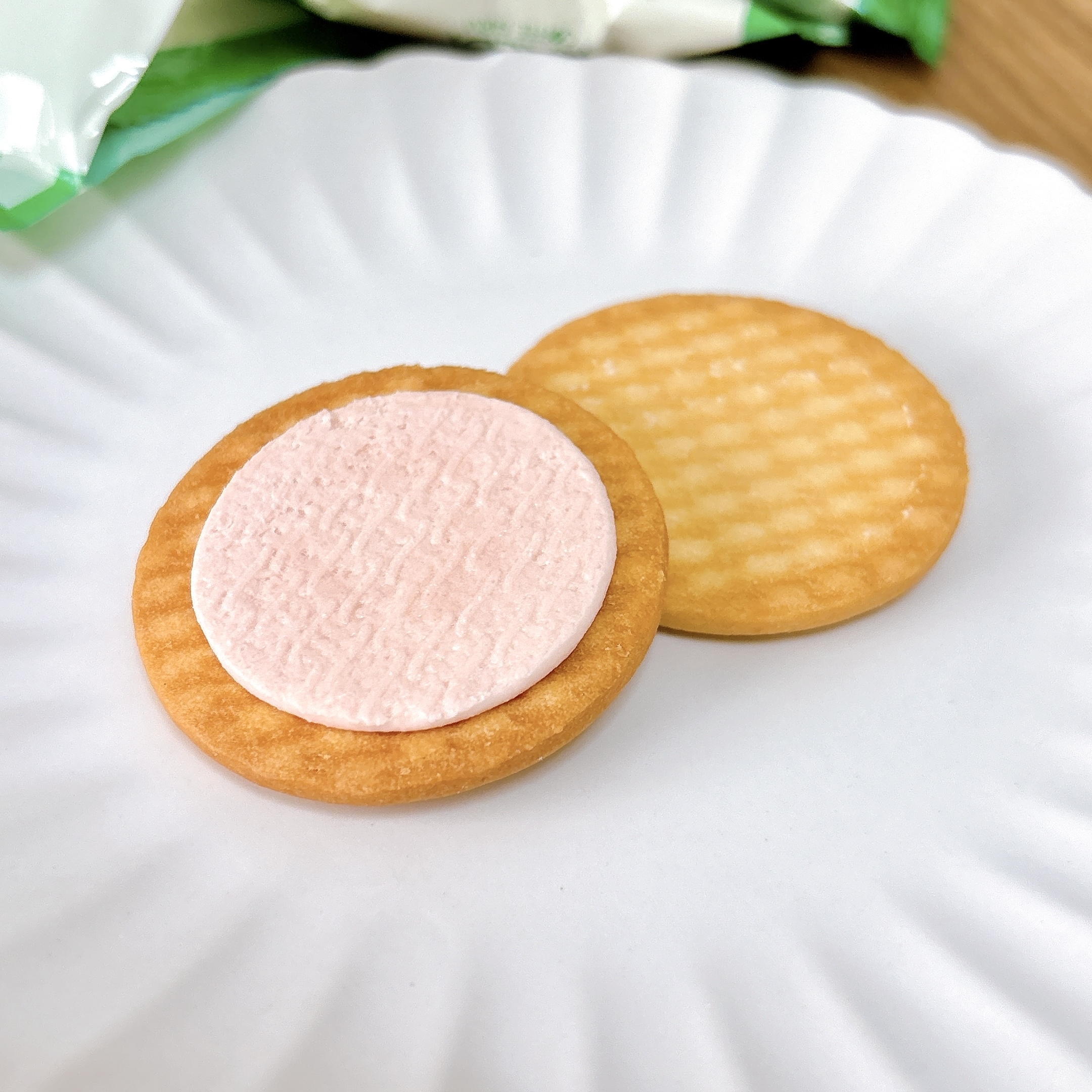 KALDI(カルディ)のおすすめのお菓子「豆乳ビスケット すいかクリーム」