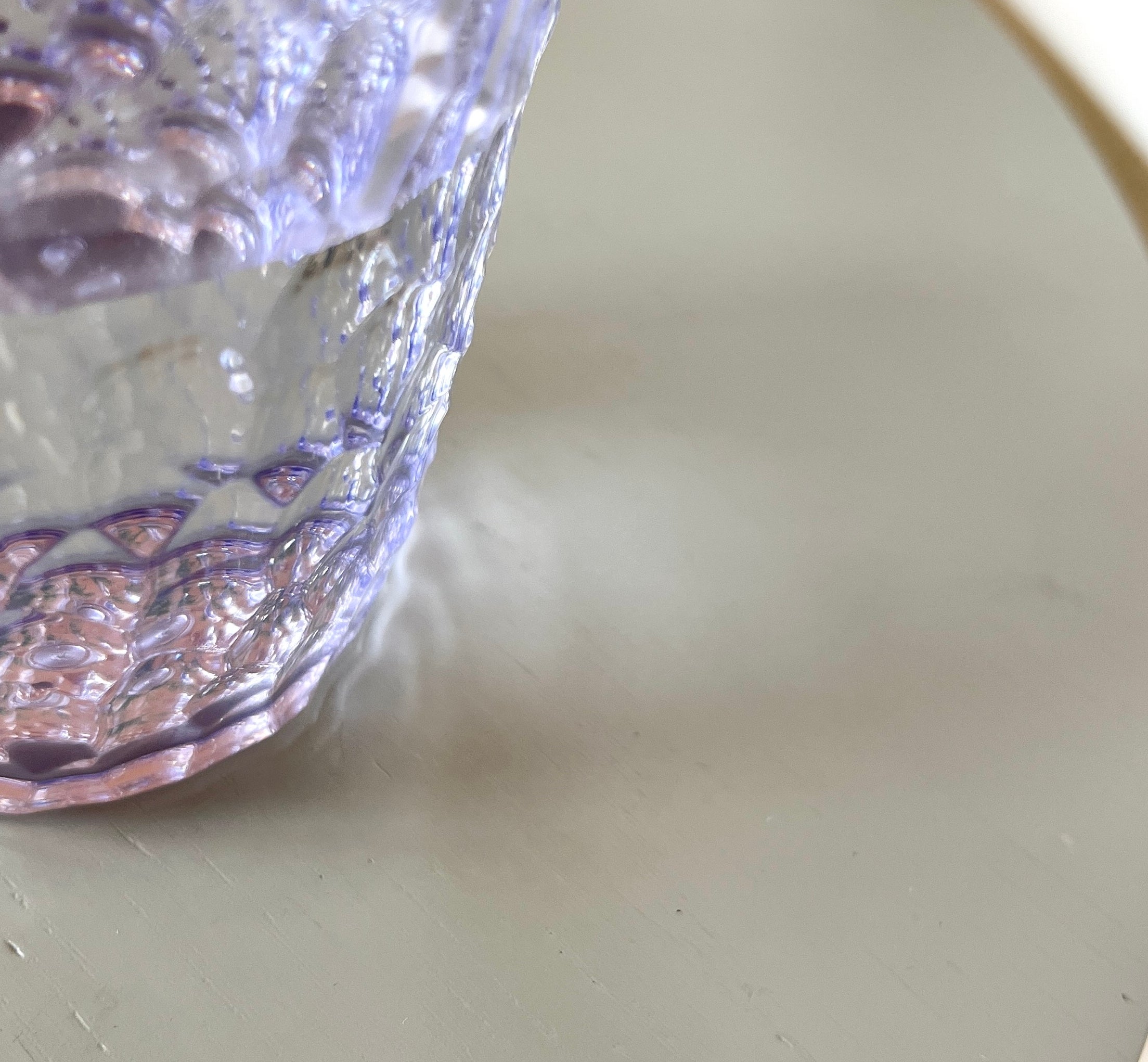 DAISO(ダイソー)のおすすめ食器「石目調コップ(カラフル、320mL)」