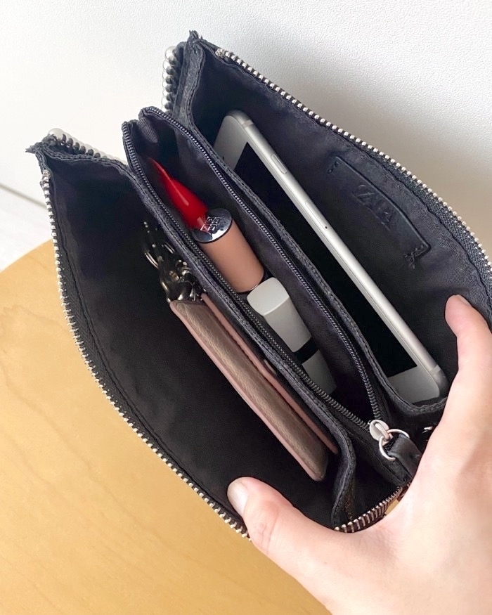 ZARAのおすすめアイテム「スタッズ付きウォレット型ショルダーバッグ」