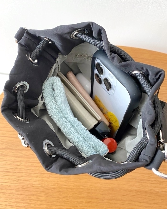 ZARAのおすすめアイテム「テクニカルファブリックミニバケットバッグ」