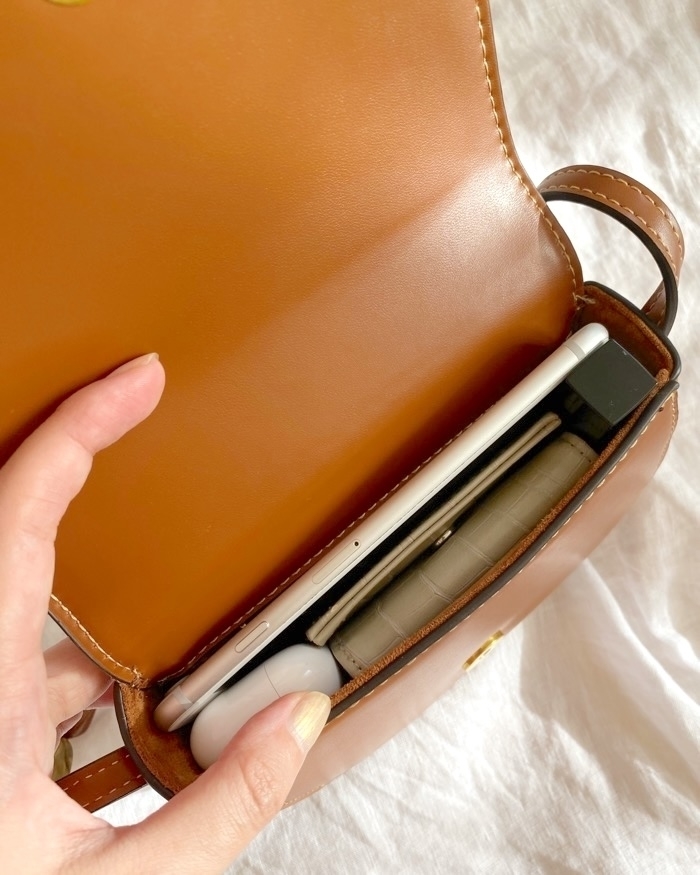 ZARAのおすすめアイテム「ビジュー付きクロスボディバッグ」