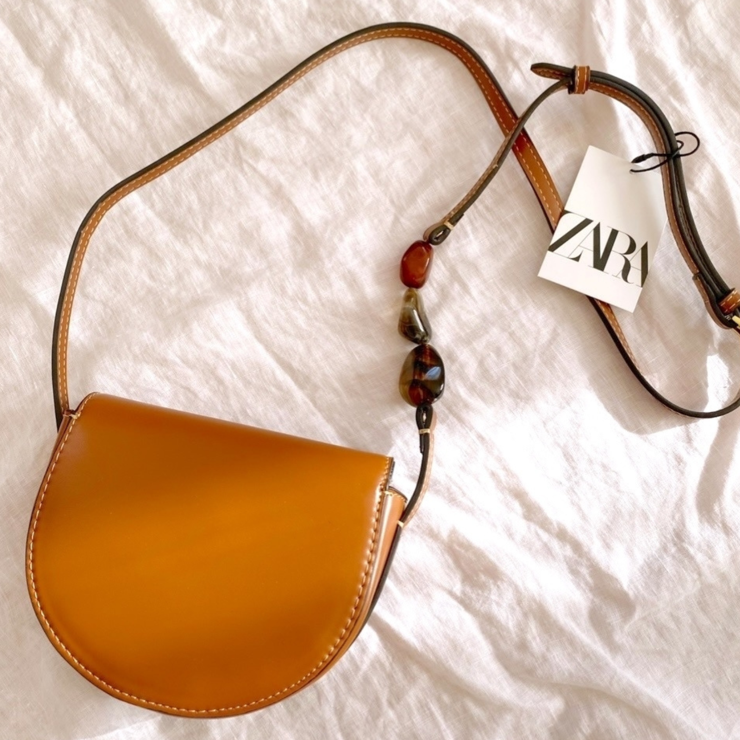 ZARAのおすすめアイテム「ビジュー付きクロスボディバッグ」