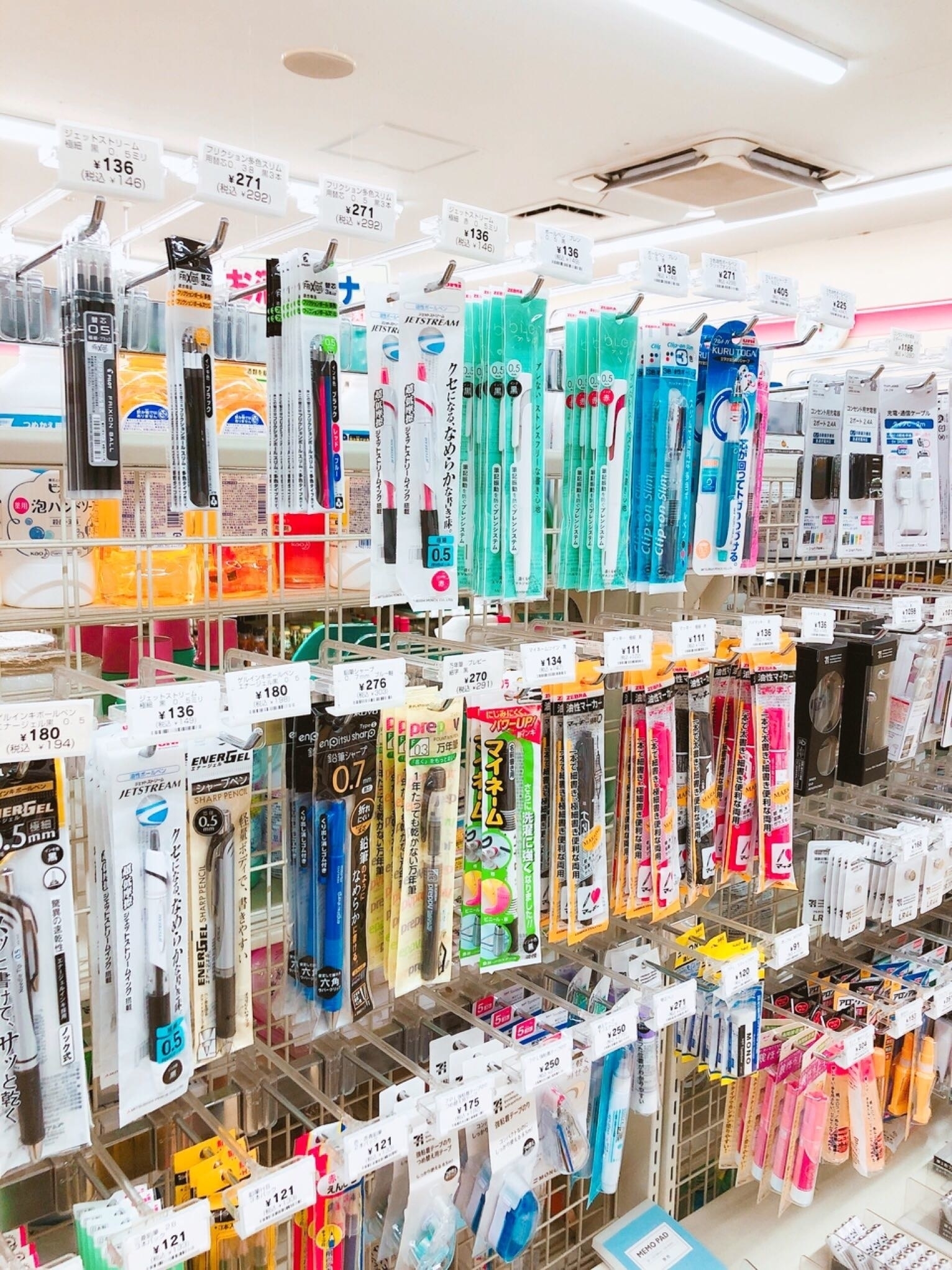 多数のペンや文房具が並ぶ店の棚。