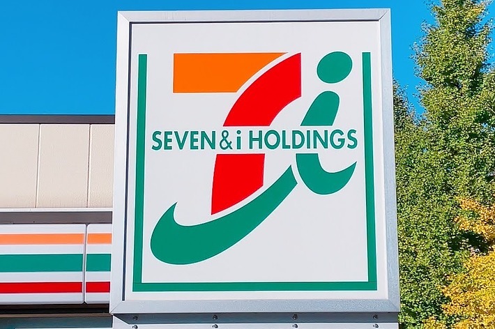 セブン&アイ・ホールディングスの看板。