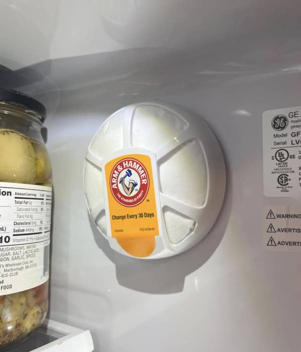 Arm & Hammer Fridge-N-Freezer Odor Absorber помещается в холодильник с банкой соленых огурцов. На этикетке указано, что менять каждые 30 дней