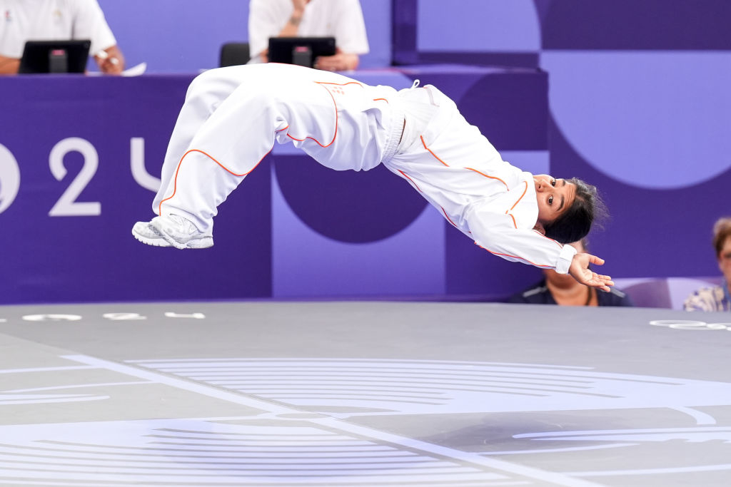 India Sardjoe breakdancing