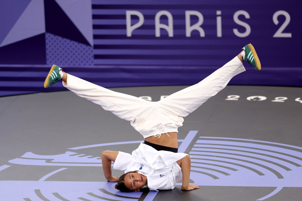 Carlota breakdancing