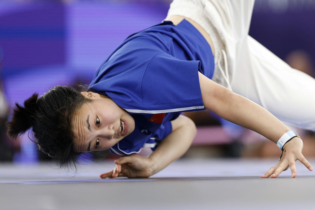 Liu Qingyi breakdancing