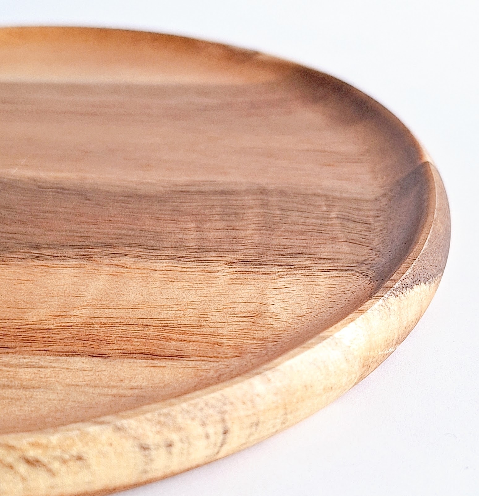 無印良品のおすすめキッチングッズ「アカシア お皿にもなるカッティングボード 丸型」