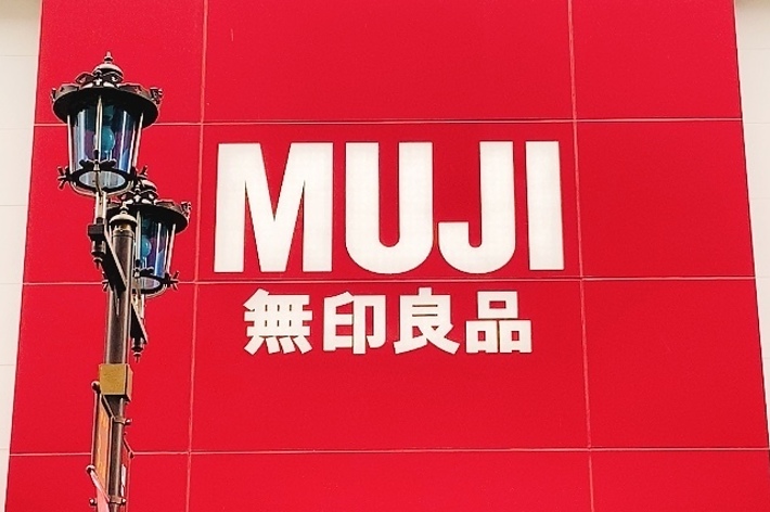 無印良品の店舗正面入り口、赤い看板に白いロゴが表示されています。