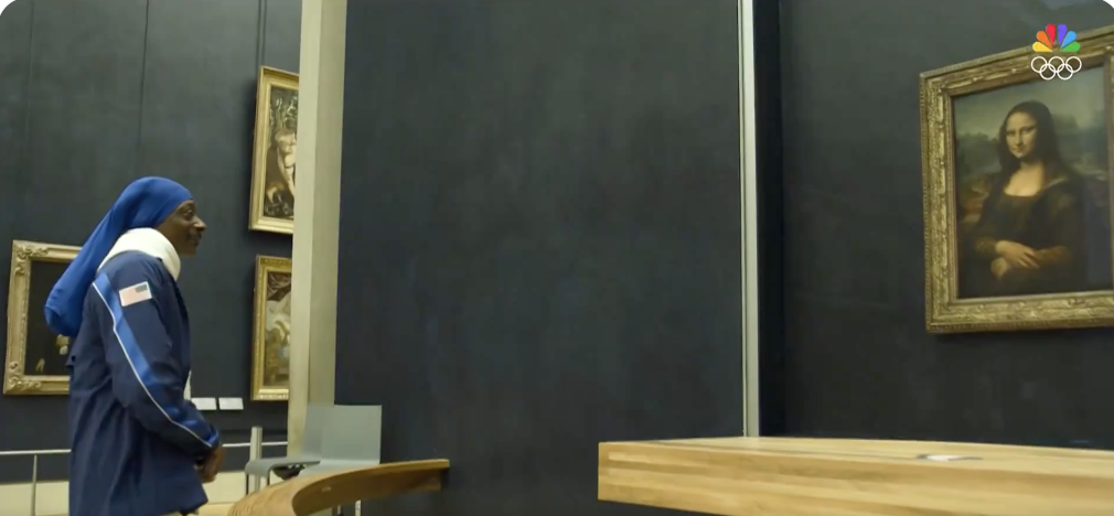 Snoop Dogg looking at the Mona Lisa painting in a museum