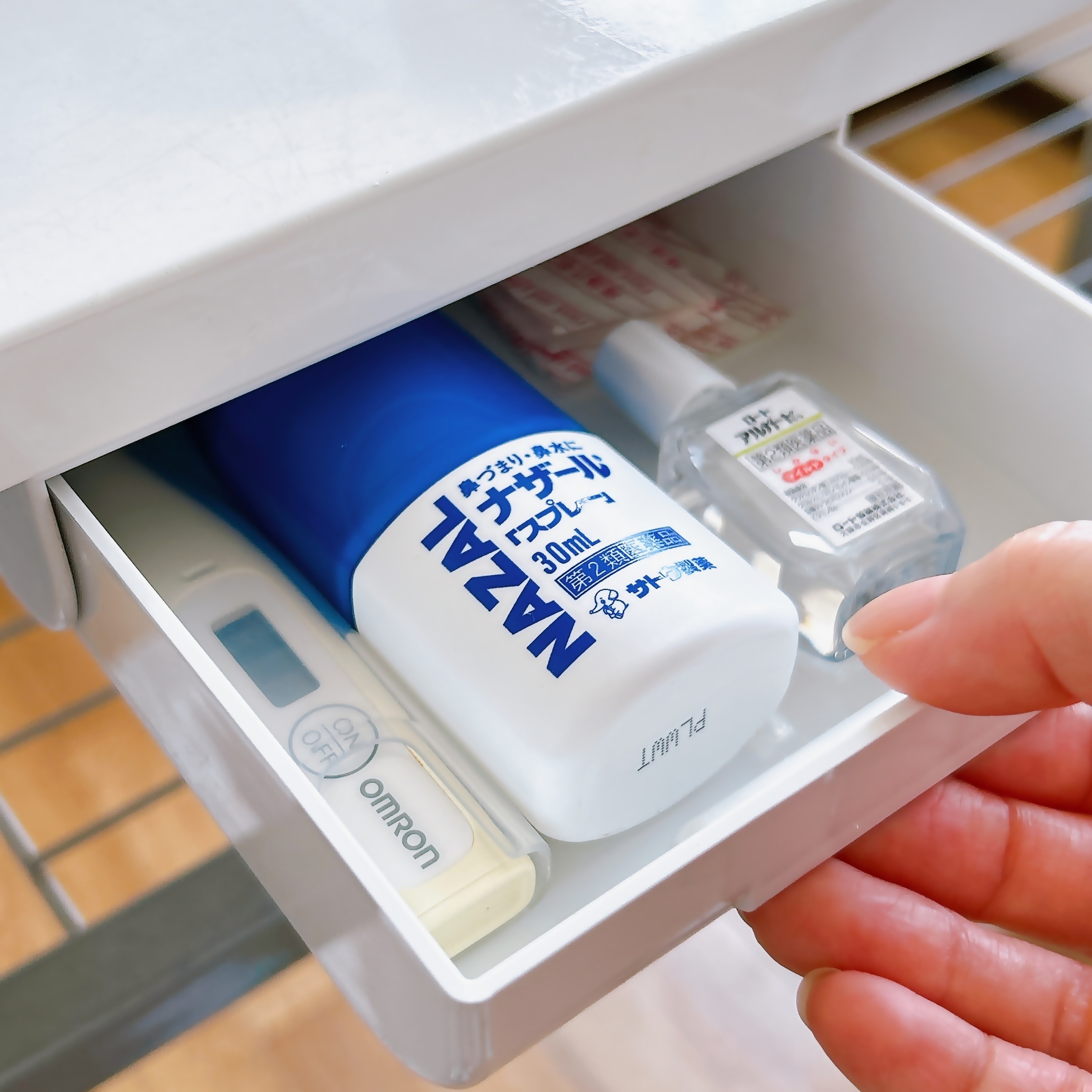 DAISO(ダイソー)のおすすめ便利グッズ「取り付け式引き出し(12.4cm×25cm×4cm)」