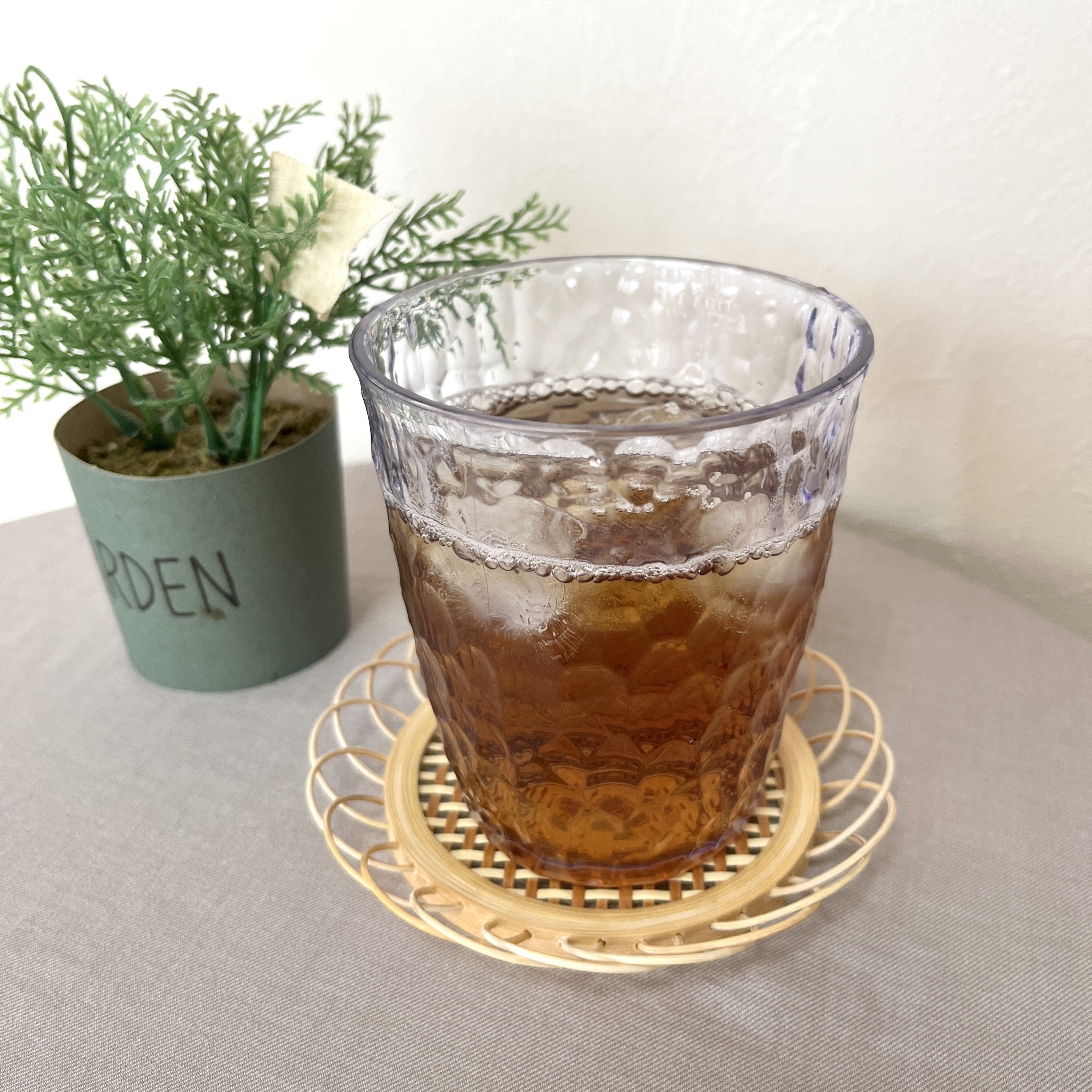 DAISO（ダイソー）のおすすめ食器「石目調コップ（カラフル、320mL）」