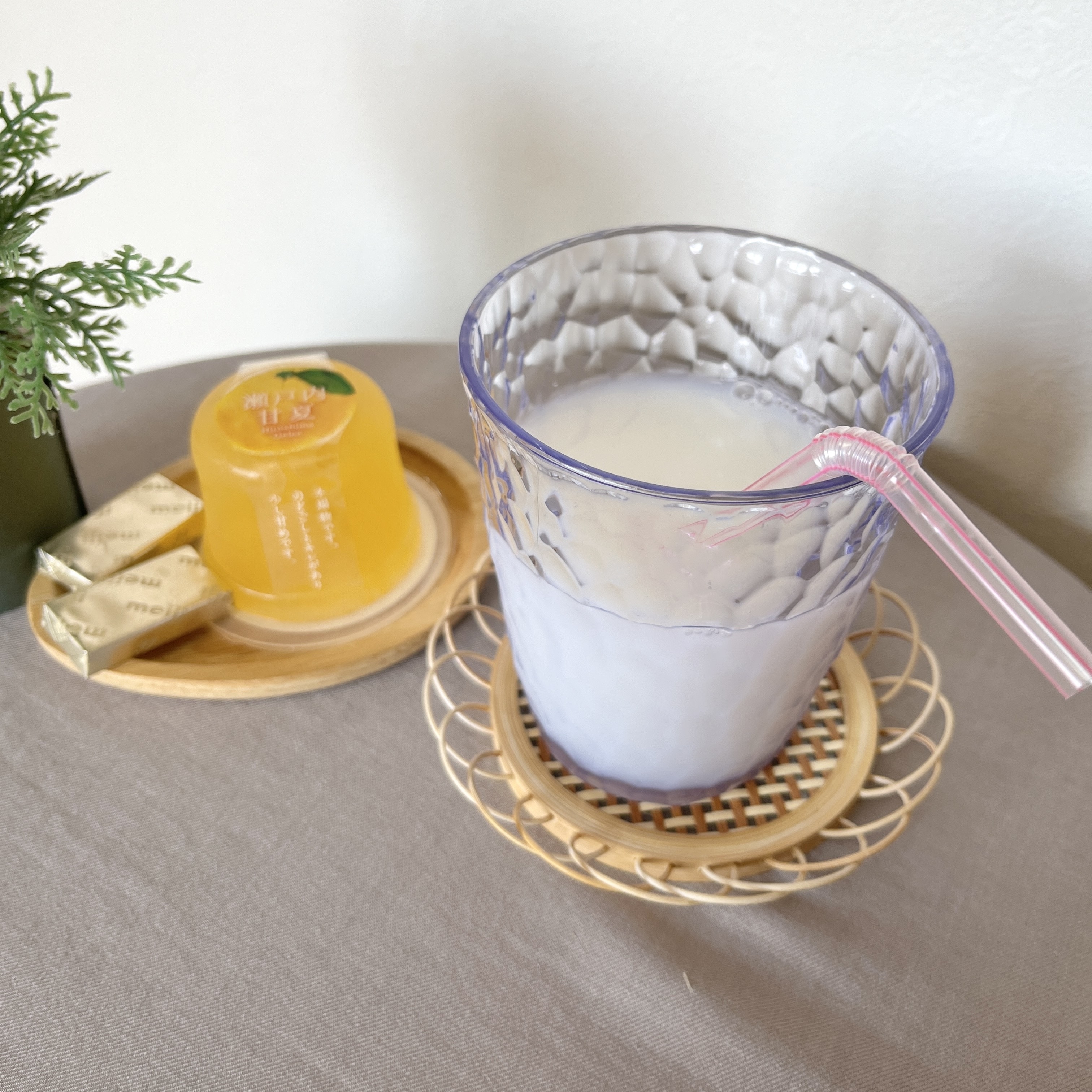 DAISO（ダイソー）のおすすめ食器「石目調コップ（カラフル、320mL）」