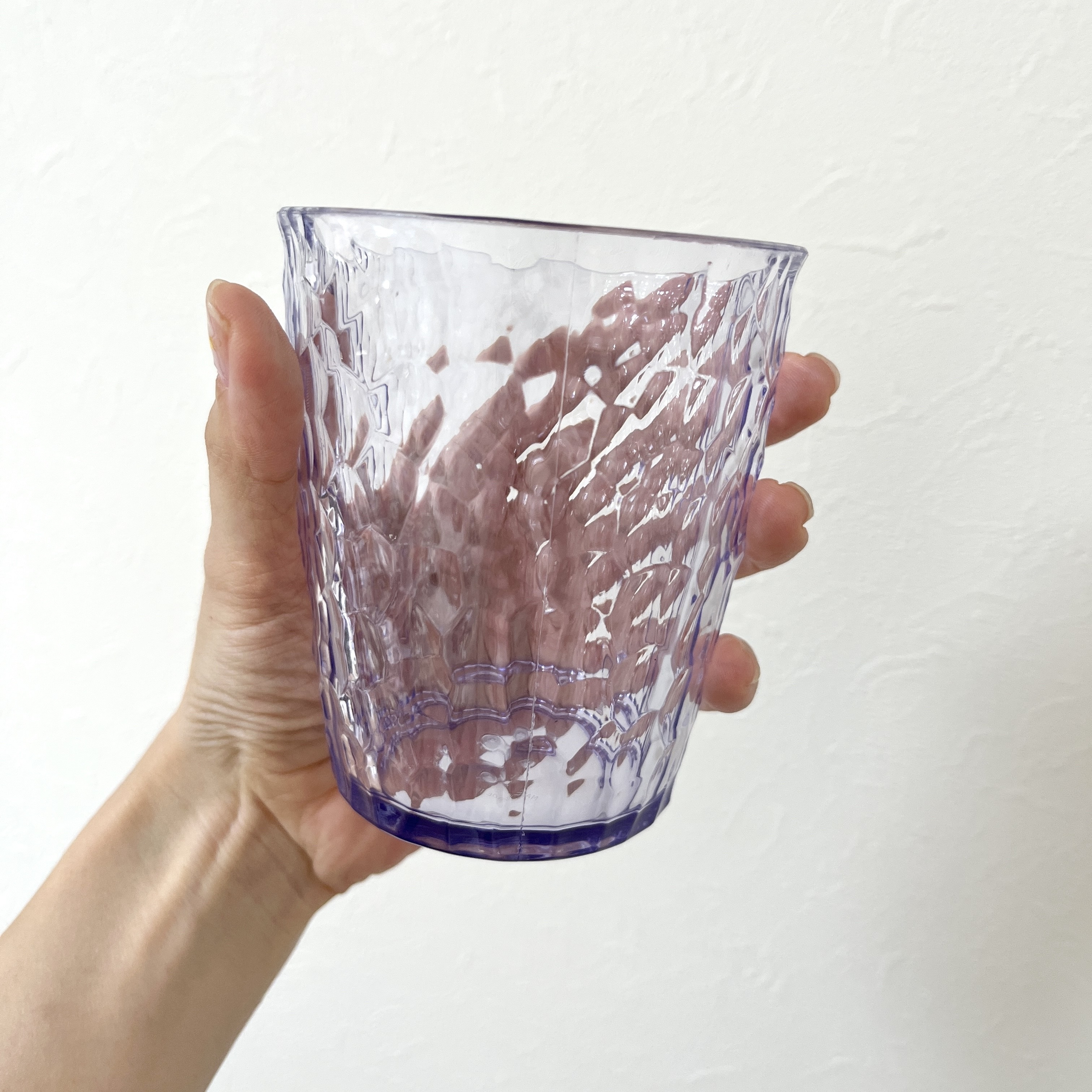 DAISO（ダイソー）のおすすめ食器「石目調コップ（カラフル、320mL）」