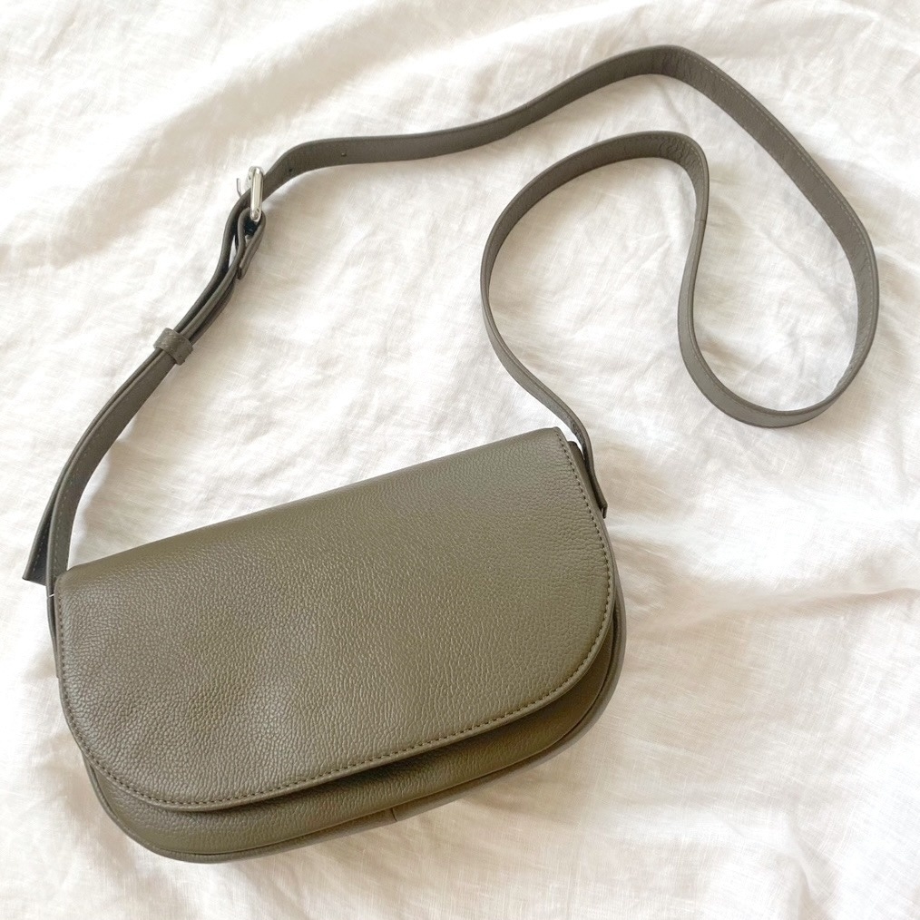 GU（ジーユー）のおすすめバッグ「レザーミニショルダーバッグ」