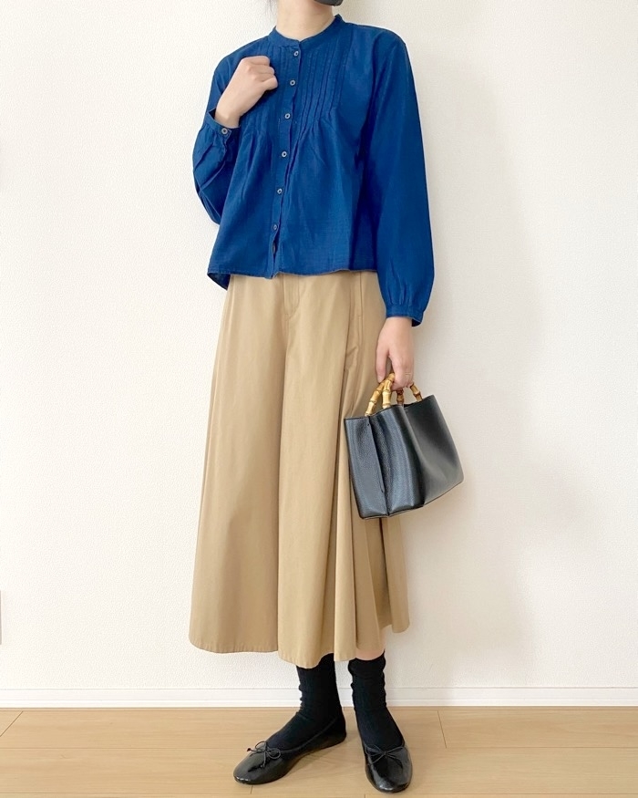 無印良品のおすすめファッションアイテム「婦人 綿ボイル インディゴ染め長袖ブラウス」のコーディネート