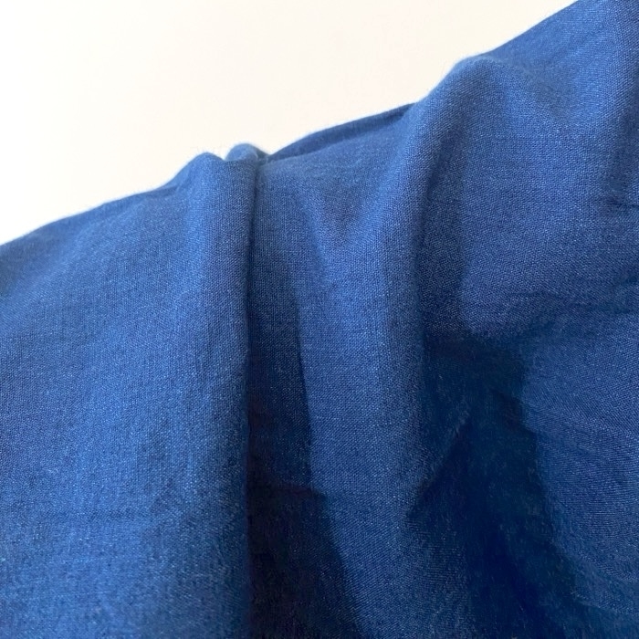 無印良品のおすすめファッションアイテム「婦人 綿ボイル インディゴ染め長袖ブラウス」