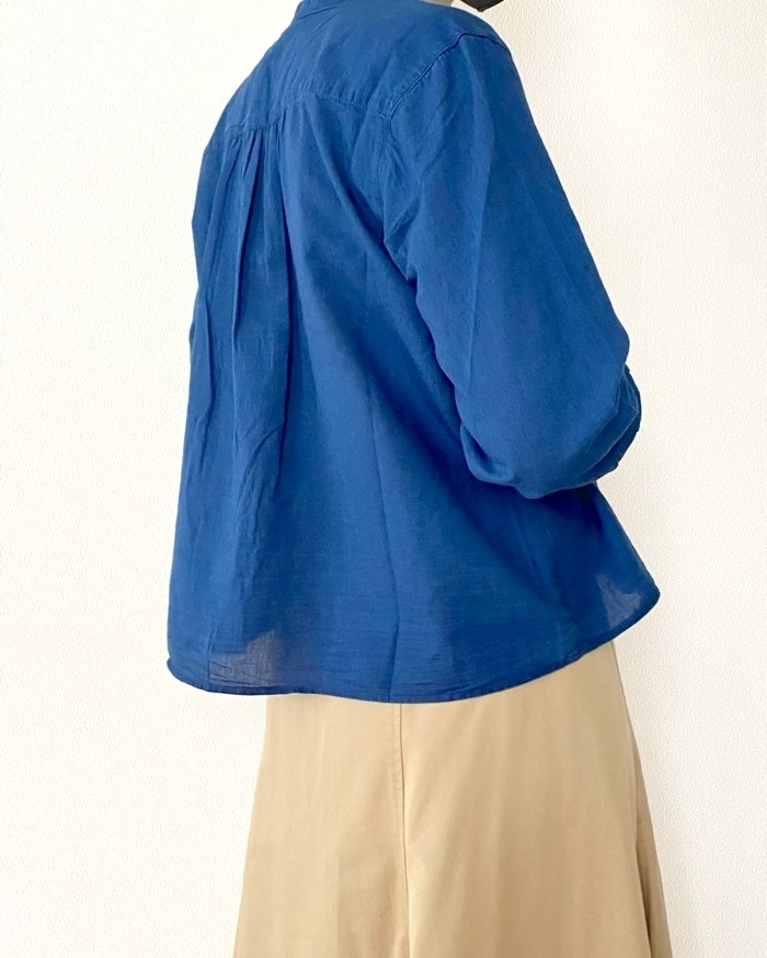 無印良品のおすすめファッションアイテム「婦人 綿ボイル インディゴ染め長袖ブラウス」