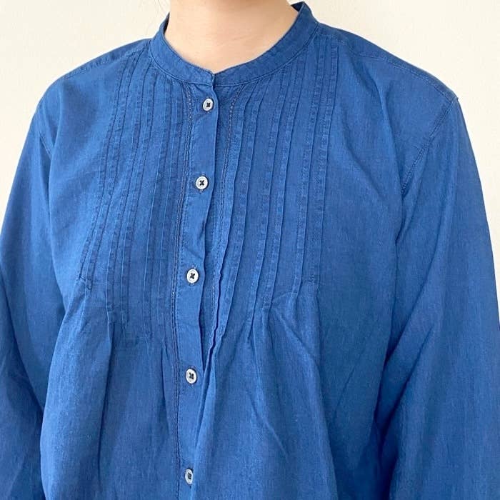 無印良品のおすすめファッションアイテム「婦人 綿ボイル インディゴ染め長袖ブラウス」