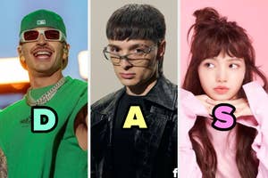 Bad Bunny lleva gorra y gafas de sol, Arca usa una chaqueta negra y gafas, y Lisa de BLACKPINK con camisa rosa posa con las manos en la barbilla. Letras D, A, S