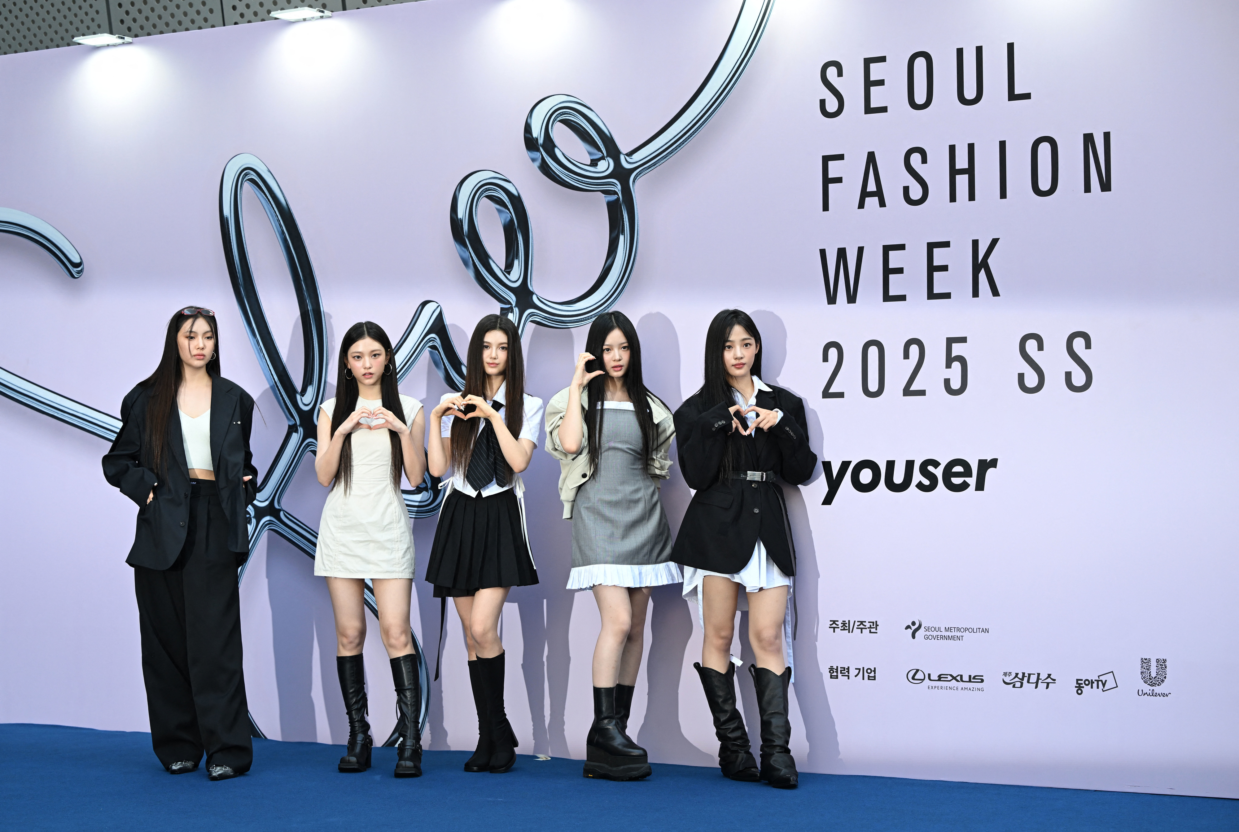 Cinco mujeres (nombre no conocido) posan en el evento de la Semana de la Moda de Seúl 2025 SS. Las mujeres están vestidas de manera elegante y moderna