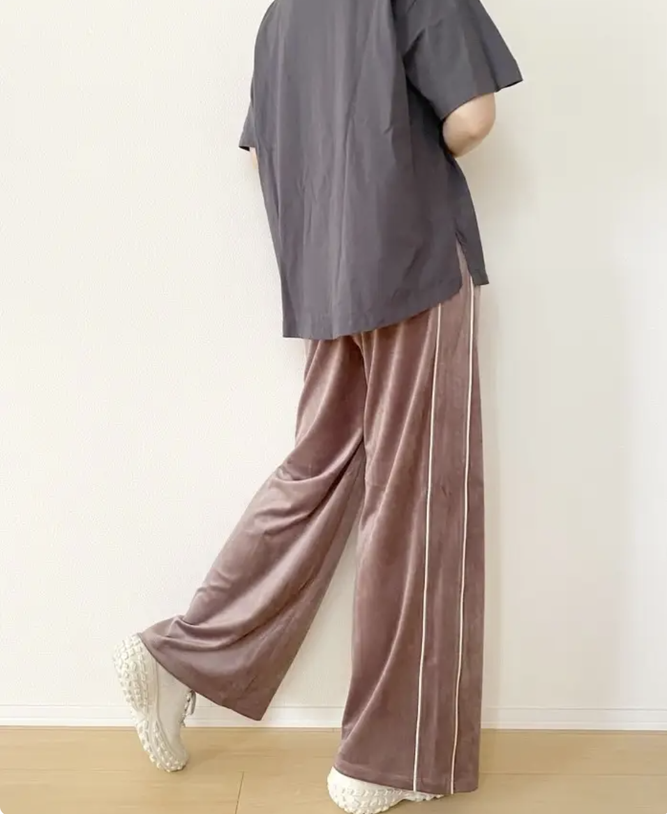 GU（ジーユー）のおすすめファッションアイテム「ベロアサイドラインプルオンパンツ」