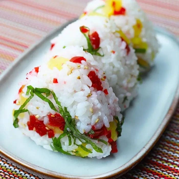 白い皿に彩り豊かなおにぎりが3つ並んでいます。