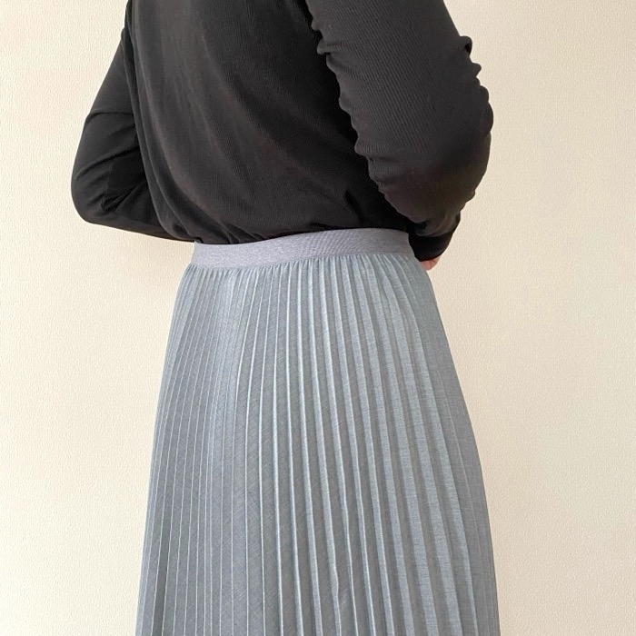 ユニクロC】「プリーツが美しい！」「即買いしました」脚がスラッと