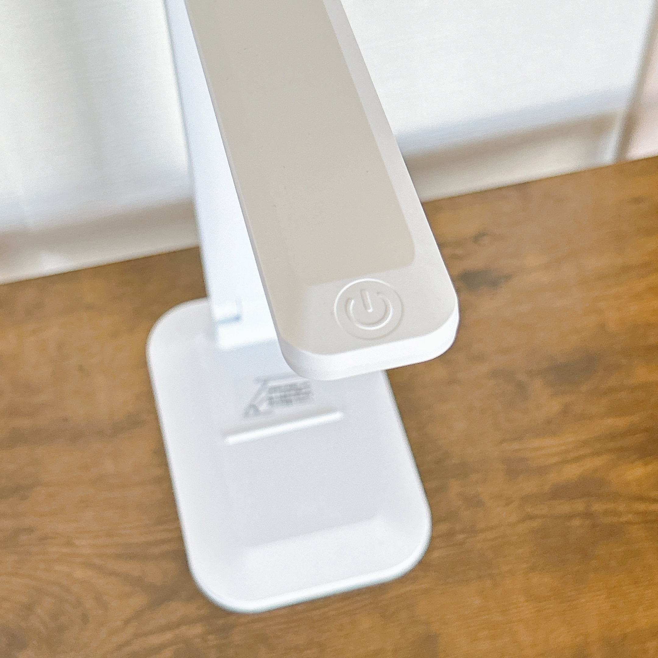 DAISO(ダイソー)のおすすめ便利グッズ「デスクライト ―USB/乾電池 両用―」