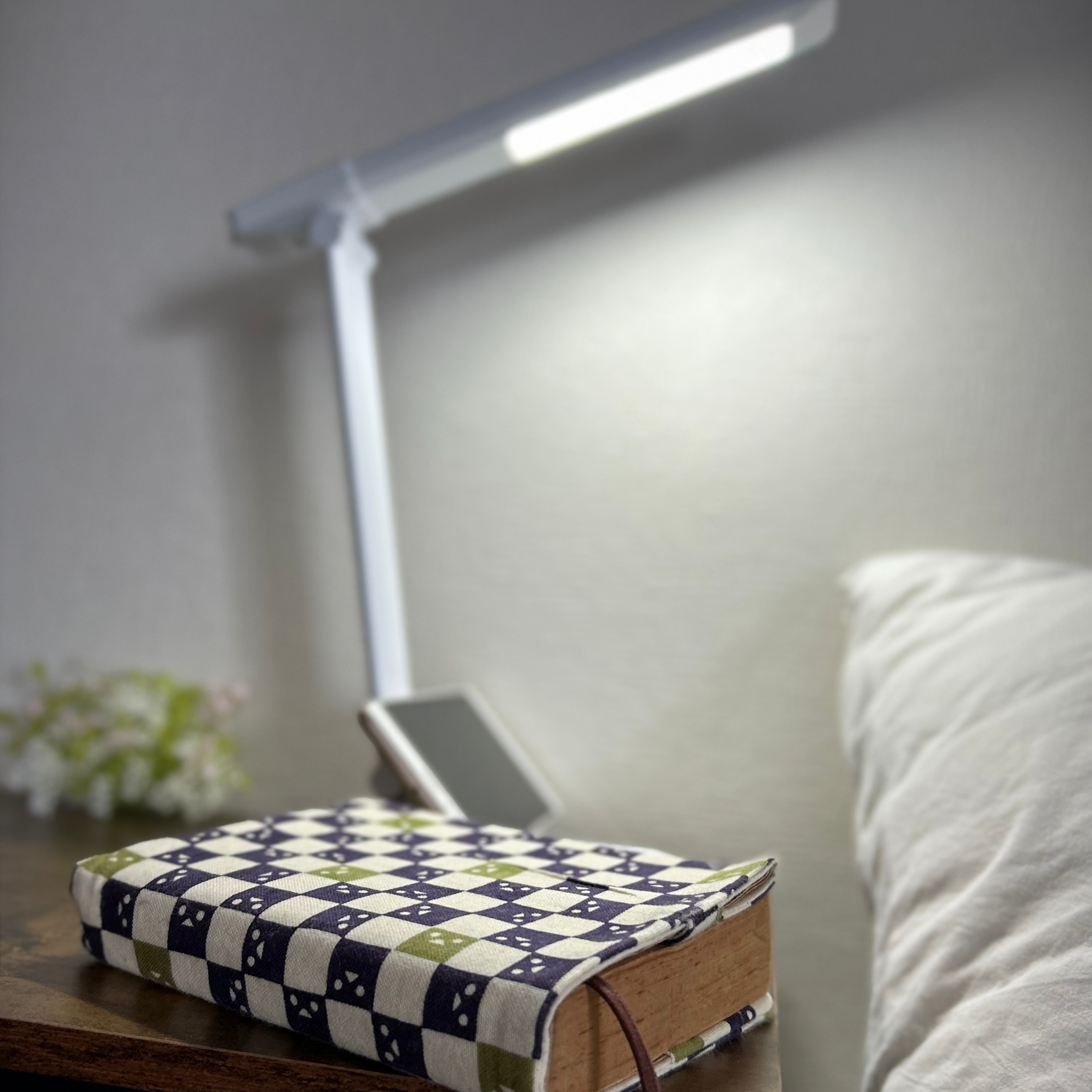 DAISO(ダイソー)のおすすめ便利グッズ「デスクライト ―USB/乾電池 両用―」