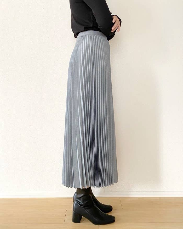ユニクロC】「プリーツが美しい！」「即買いしました」脚がスラッと 