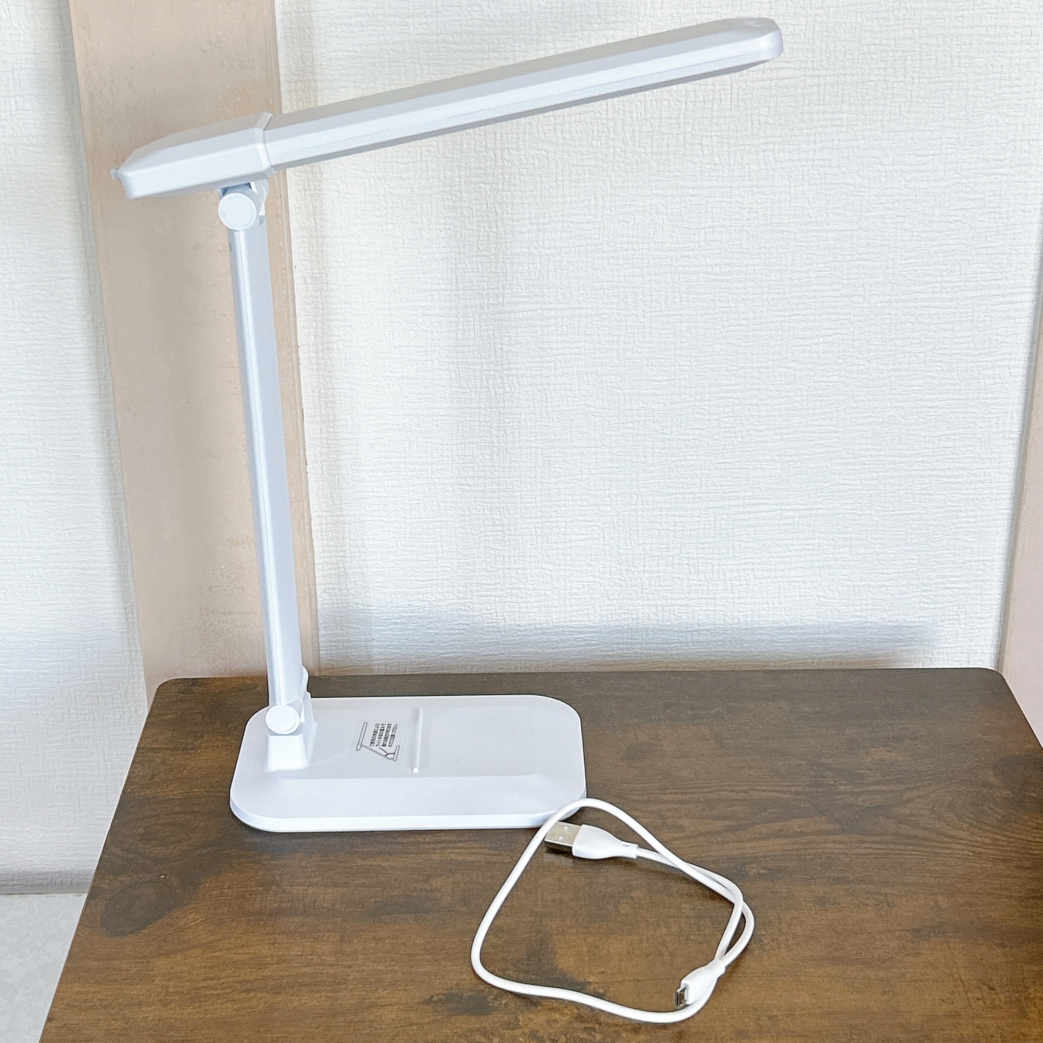 DAISO(ダイソー)のおすすめ便利グッズ「デスクライト ―USB/乾電池 両用―」