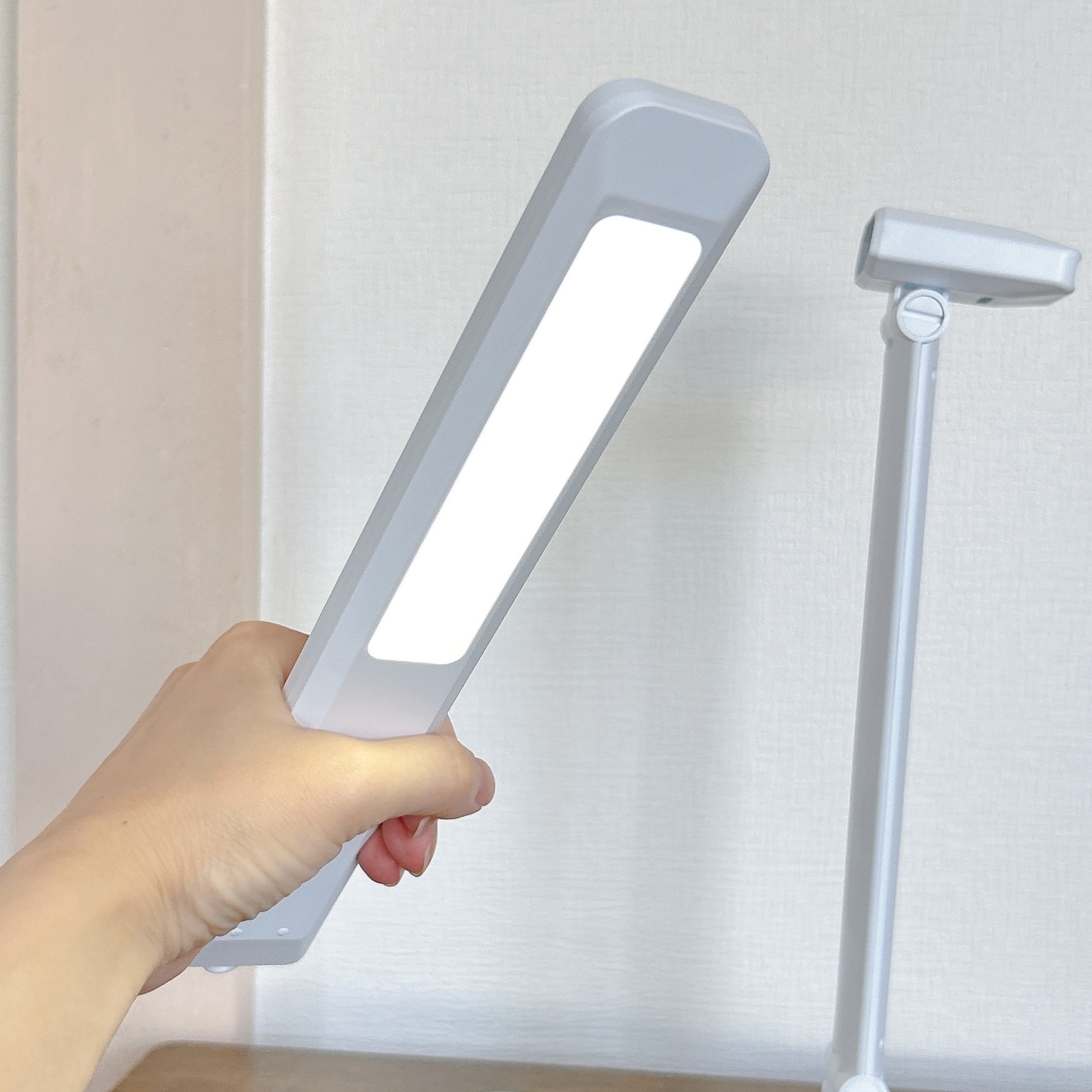 DAISO(ダイソー)のおすすめ便利グッズ「デスクライト ―USB/乾電池 両用―」