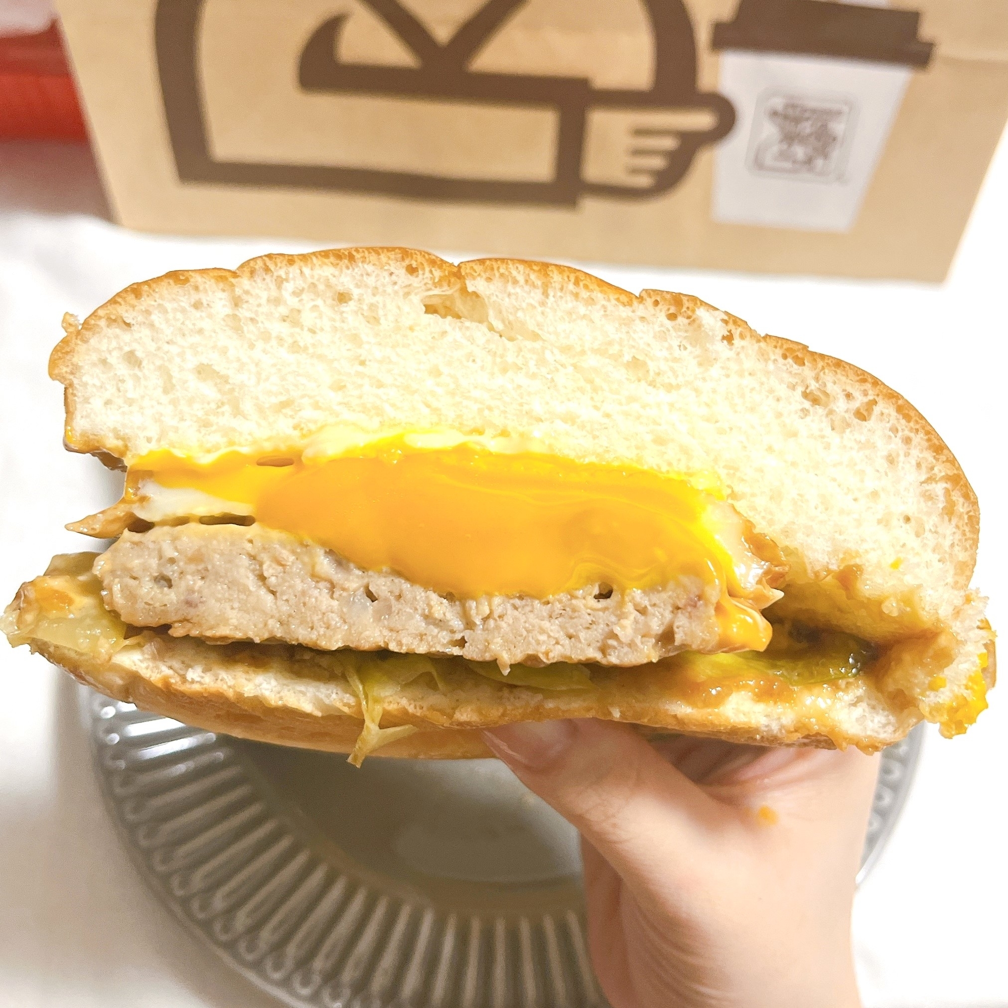 コメダ珈琲店のオススメのメニュー「お月見フルムーンてりやきバーガー」