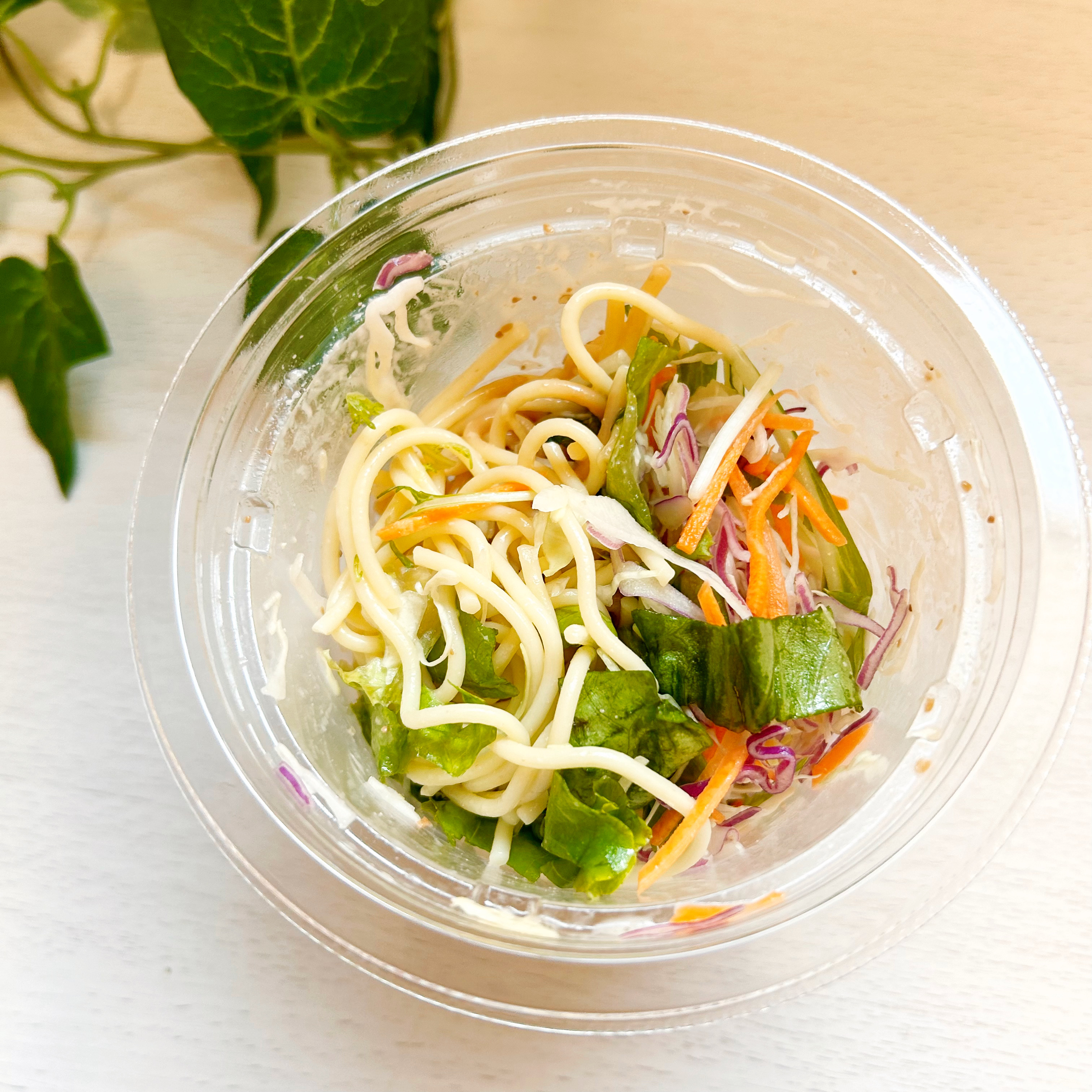 LAWSON（ローソン）のカップサラダ「振っておいしいパスタサラダ 豚しゃぶ」