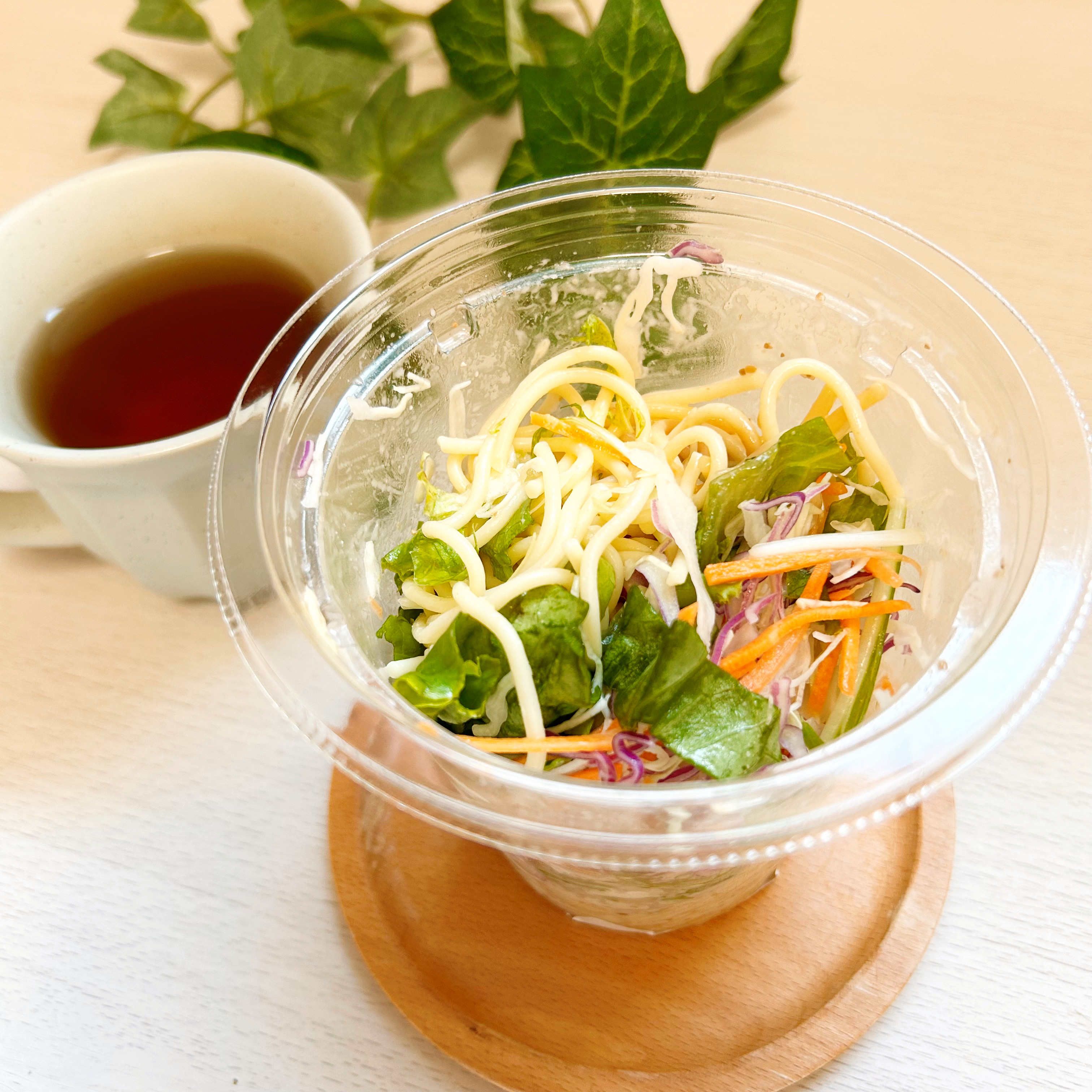 LAWSON（ローソン）のカップサラダ「振っておいしいパスタサラダ 豚しゃぶ」