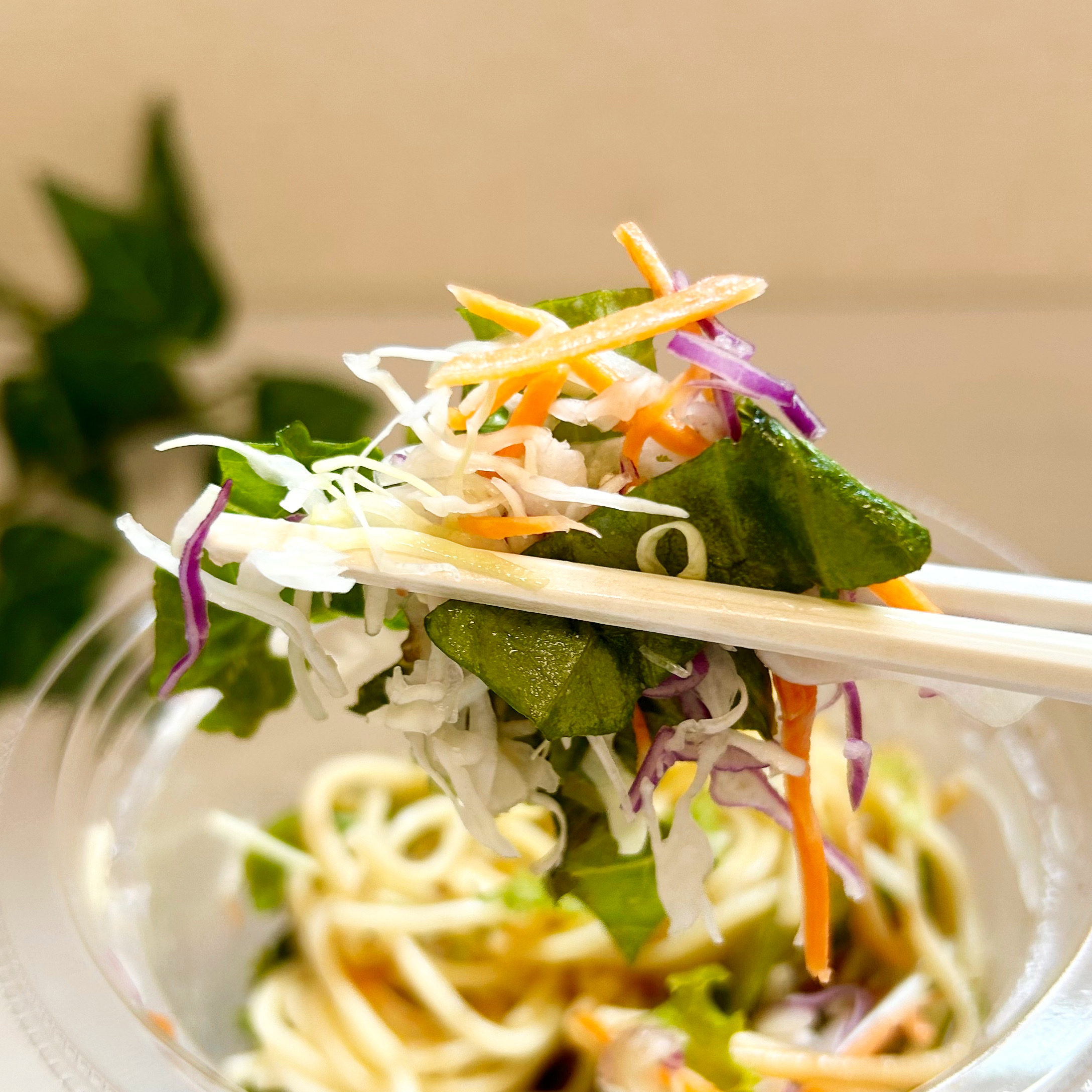 LAWSON（ローソン）のカップサラダ「振っておいしいパスタサラダ 豚しゃぶ」