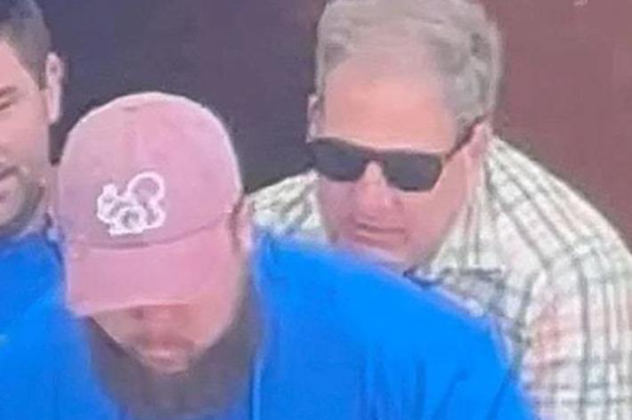 3人の男性が写っており、2人は「LOBSTER ROLL」イベントのTシャツを着ています。左の男性は得点を表示しています。