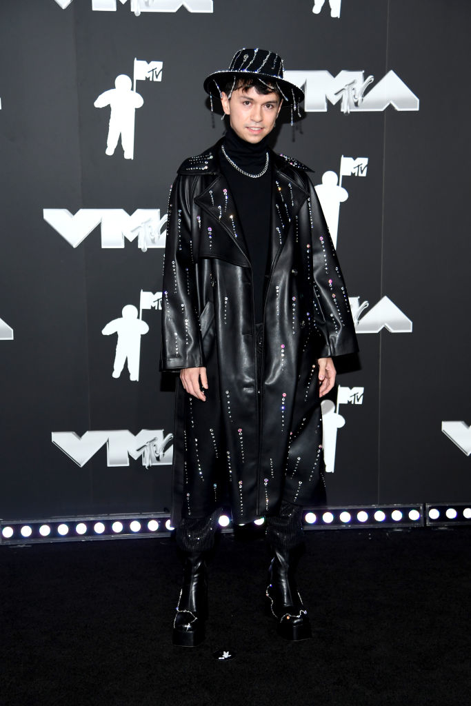 Mikey in leather outfit and hat, posing on the MTV VMAs carpet