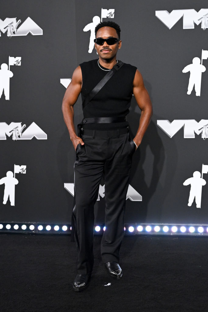Carter at the MTV VMAs in a sleeveless top, pants, and sunglasses